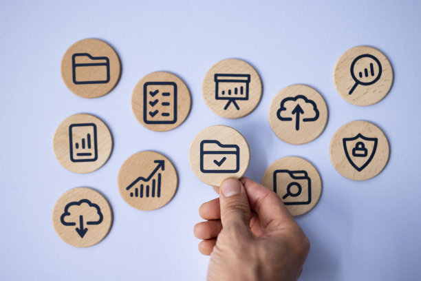 手持蓝木牌的男子:商业技术图片下载