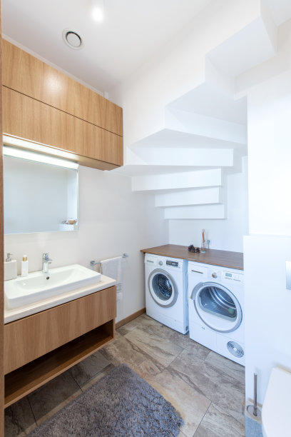 明亮优雅的现代极简主义浴室室内设计，白色水槽，盥洗室，厕所，卫生间。采购产品浴室配件，镜子，洗衣机，洗衣房，干衣机。LED灯图片下载