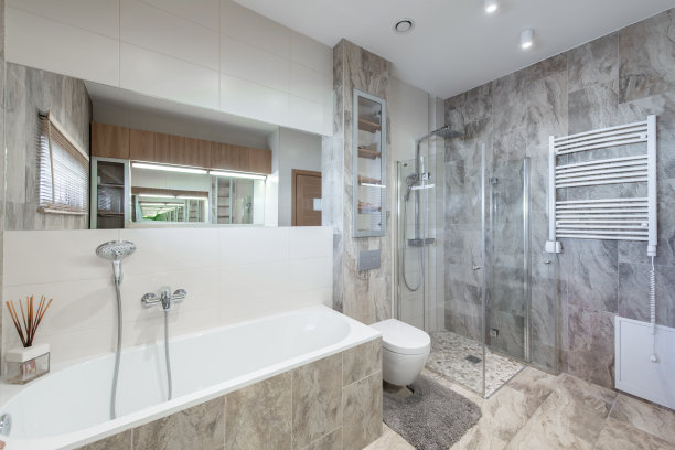 明亮优雅的现代极简主义浴室室内设计淋浴房与白色水槽。采购产品浴室配件，灰色瓷砖墙，镜子，洗衣机和水龙头。LED灯。图片下载