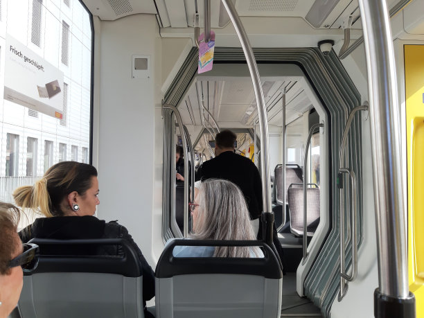 在巴塞尔市内公共交通有轨电车，瑞士，欧洲，人图片下载