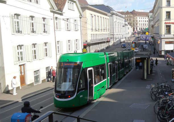巴塞尔城市公共交通有轨电车，人们等电车，瑞士，街道，零售图片下载