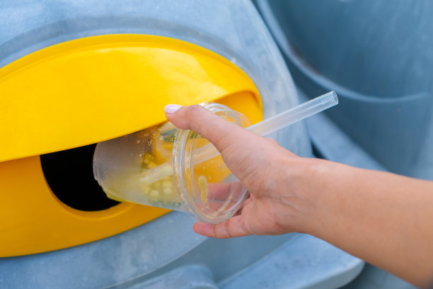 请把塑料瓶扔进垃圾桶。把可循环再造的塑胶废物等废物分类弃置，在垃圾桶内乱扔垃圾。环境的概念图片下载