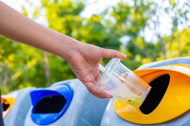 请把塑料瓶扔进垃圾桶。把可循环再造的塑胶废物等废物分类弃置，在垃圾桶内乱扔垃圾。环境的概念图片下载