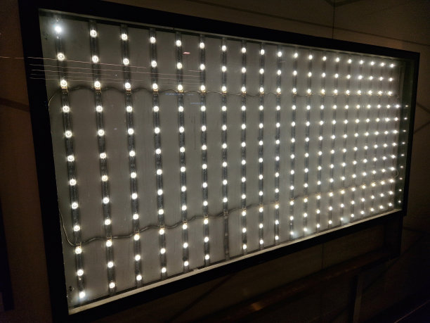 在LED光点的帮助下，广告面板的背光在海报纸下均匀分布图片下载