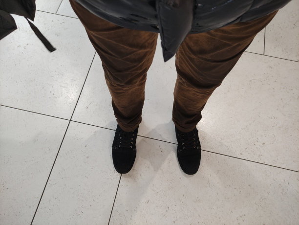 穿着湿裤子的男人被雨淋湿了图片下载