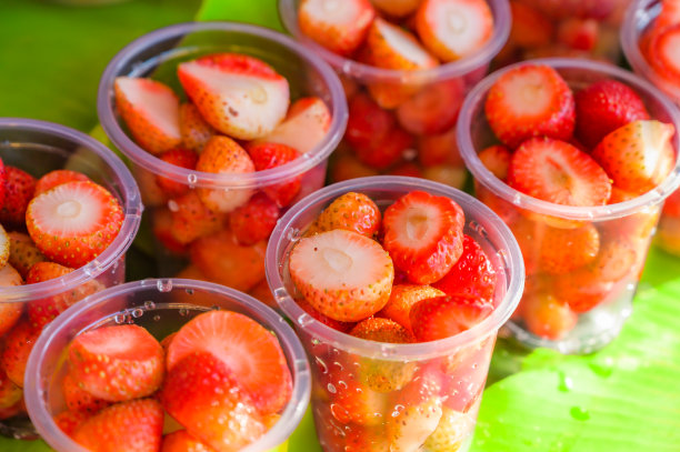 塑料杯里的新鲜草莓图片下载