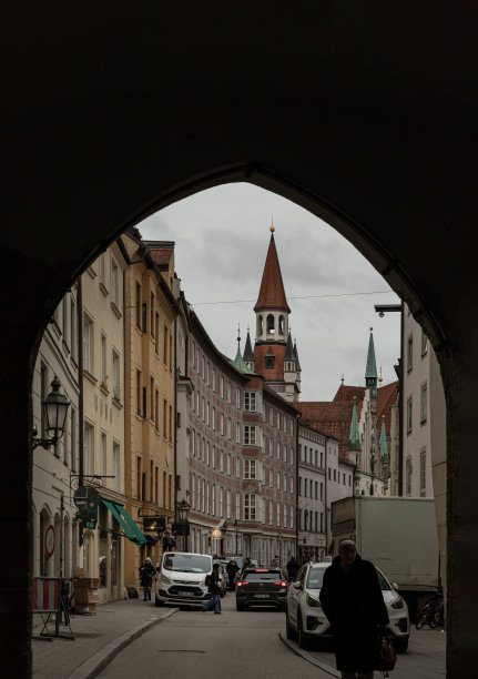 老城建筑大厅和玛丽恩广场东侧的老建筑。图片下载