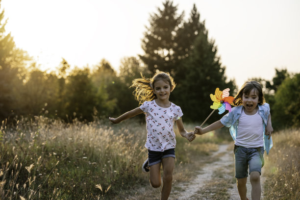 孩子们拿着风车在大自然中奔跑图片下载