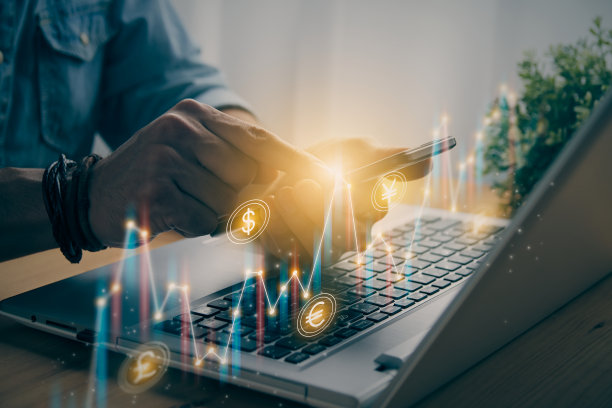 休闲商人触摸智能手机或手机和斜色股票图表和货币货币在复古色调图片下载