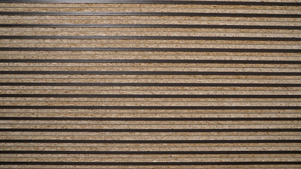 家具生产厂的一堆中密度纤维板特写。家具制作，毛坯特写。中密度纤维板用于家具制作，特写。图片下载