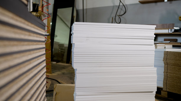 家具生产厂的一堆中密度纤维板特写。家具制作，毛坯特写。中密度纤维板用于家具制作，特写。图片下载