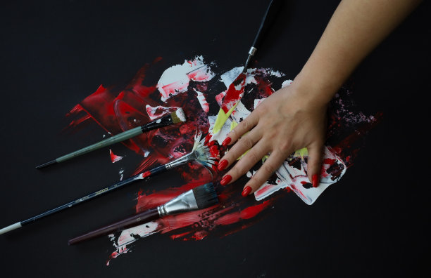 油漆飞溅的颜色。孤立的黑色背景。情绪，放松，社会问题。图片下载