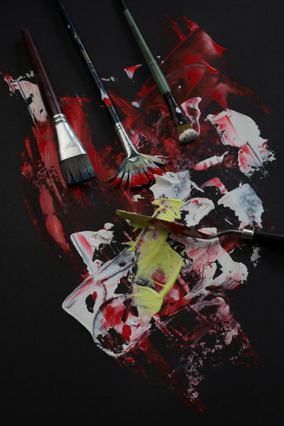 油漆飞溅的颜色。孤立的黑色背景。情绪，放松，社会问题。图片下载