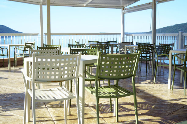 黑山海岸的小生意:一个没有人的露天咖啡馆。图片下载