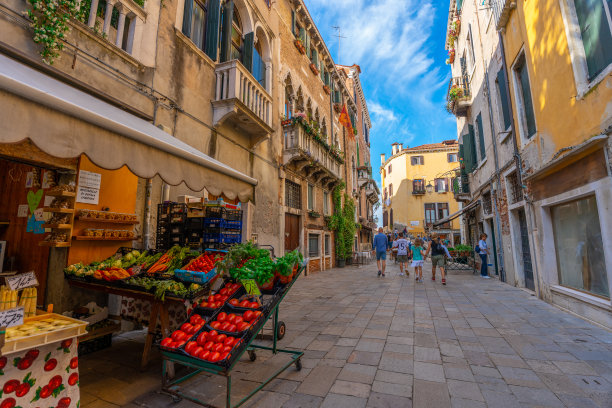 美丽旅游街上的蔬菜店。图片下载