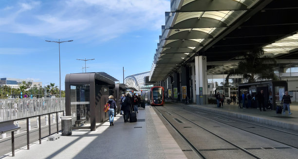 尼斯Côte蔚蓝机场有轨电车站，尼斯，法国，人们在等电车图片下载