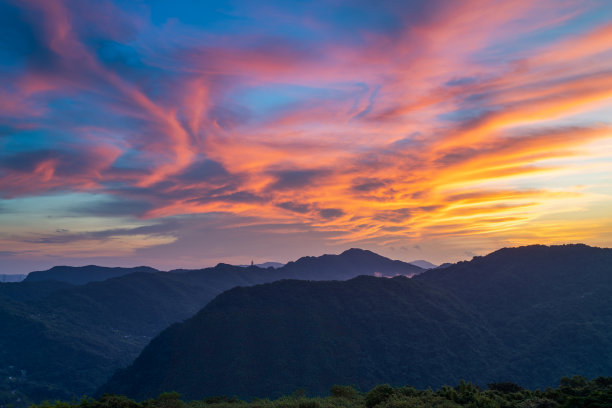 日出前，天空中五颜六色的云就像外星怪物来了。图片下载