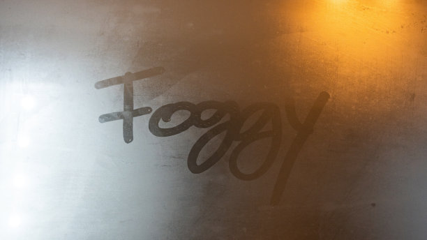 图片中，被雾覆盖的窗户上写着“有雾”，玻璃表面可以看到凝结和水分图片下载