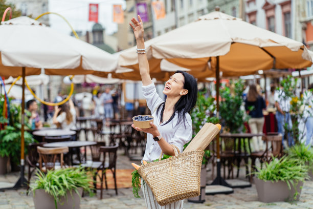销售，购物，怀孕和人的概念——快乐的孕妇带着装满食物的纸袋在街头市场图片下载