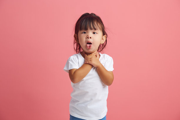 沮丧的小女孩喉咙和咳嗽粘舌头有疼痛的感觉或哮喘发作。图片下载