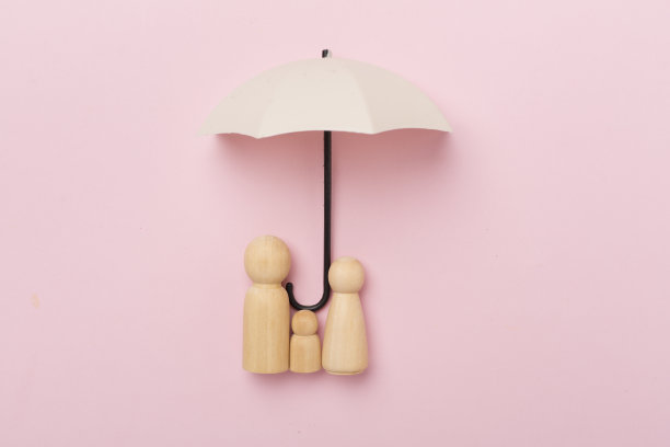 伞和木制家庭人物的彩色背景，俯视图。保险范围概念。图片下载