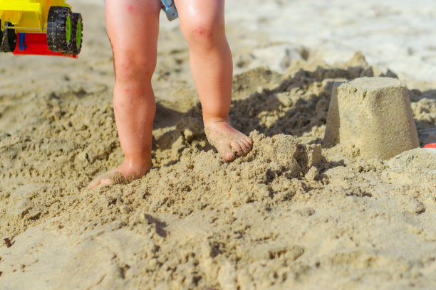 婴儿的脚在沙子里的库存照片图片下载