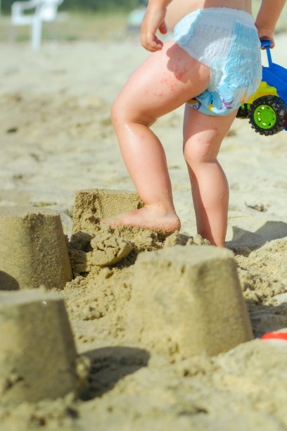 婴儿的脚在沙子里的库存照片图片下载