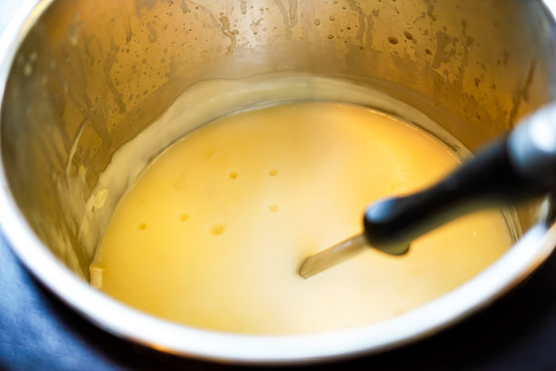 泰国清迈，当地一家牛排馆，火锅里浓稠的玉米汤的特写照片。图片下载