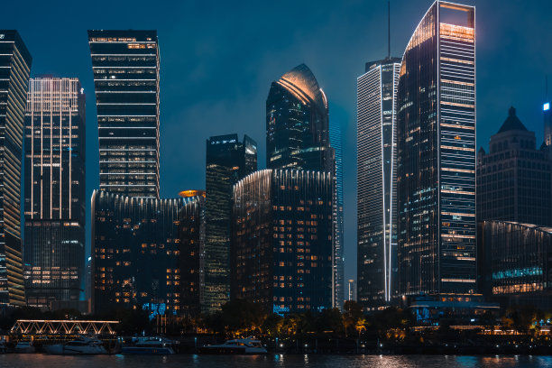 夜晚的上海摩天大楼;图片下载