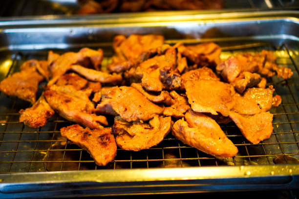 泰国清迈，当地一家牛排馆的烤猪肉托盘上的照片。图片下载