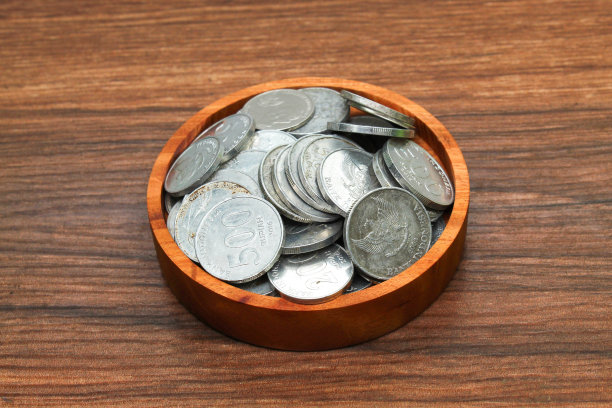 装在木制容器里的印尼硬币图片下载