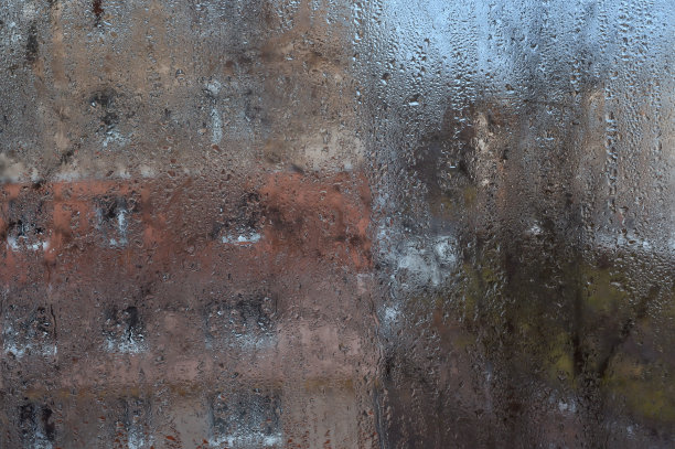 窗户玻璃上结了水。背景图片下载