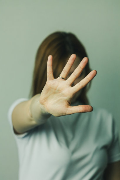 照片中，一名妇女举手做出“停止”的手势，这是为争取妇女权利而斗争的决心和力量的有力象征图片下载