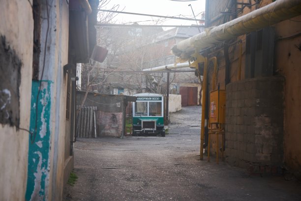 市中心一个舒适的院子里有老房子。院子里有一个亭子，上面写着“让我们喂饱每个人”。图片下载