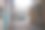 市中心一个舒适的院子里有老房子。院子里有一个亭子，上面写着“让我们喂饱每个人”。图片下载