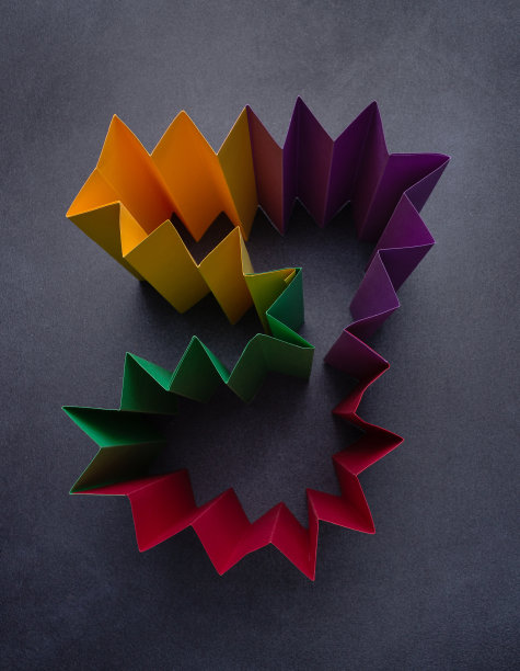 在有纹理的背景上用彩色纸制成的抽象建筑图片下载