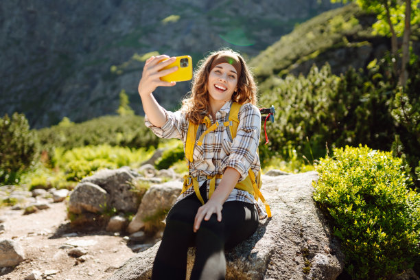 快乐的旅游女性在户外拍照留念，分享风景自然背景的照片，享受假期假期旅行冒险图片下载