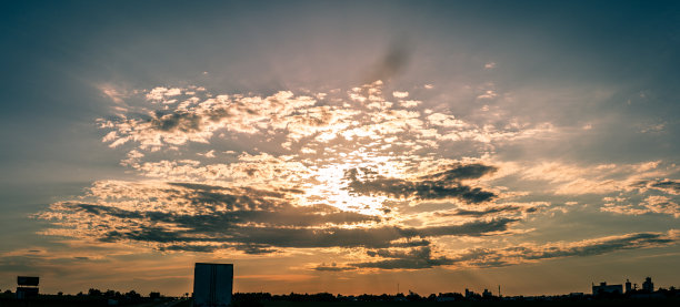 美国公路上的卡车和汽车在云层后面的彩色太阳全景照片图片下载