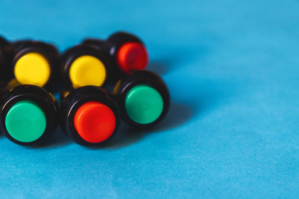 几个按钮开关在一个蓝色的桌子上图片下载