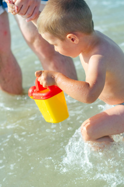 男孩在沙滩上玩耍的照片图片下载