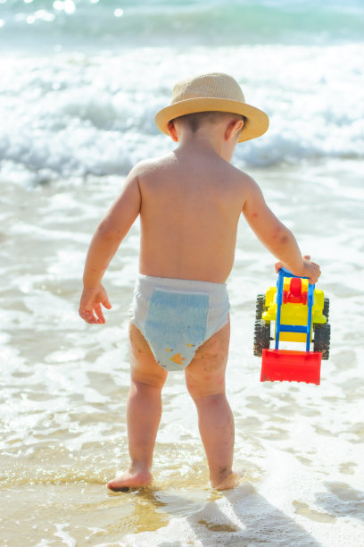 男孩在沙滩上玩耍的照片图片下载