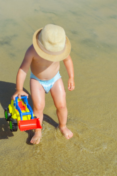 男孩在沙滩上玩耍的照片图片下载