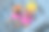 穿着粉色裙子的搞笑女孩坐在楼梯上，展示着心形和亲吻的表情符号图片下载