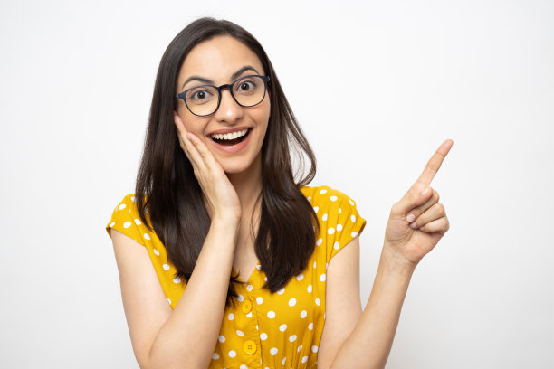 漂亮的女士穿着白色的圆点裙孤立在白色背景股票照片图片下载