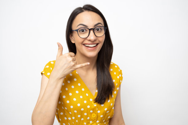 漂亮的女士穿着白色的圆点裙孤立在白色背景股票照片图片下载