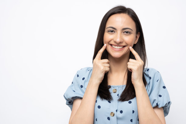 漂亮的女士穿着蓝色的圆点连衣裙孤立在白色背景股票照片图片下载