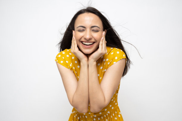 漂亮的女士穿着白色的圆点裙孤立在白色背景股票照片图片下载