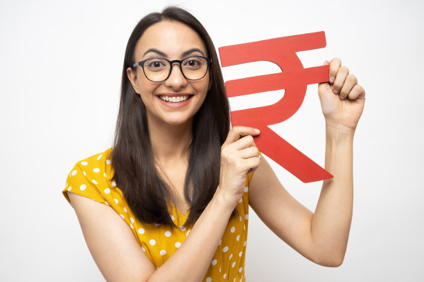 漂亮的女士穿着白色的圆点裙孤立在白色背景股票照片图片下载