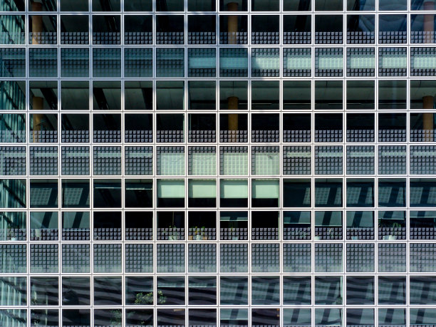 慕尼黑一座办公楼的现代玻璃幕墙图片下载