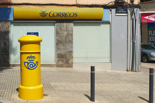 西班牙街道上的黄色邮局信箱图片下载